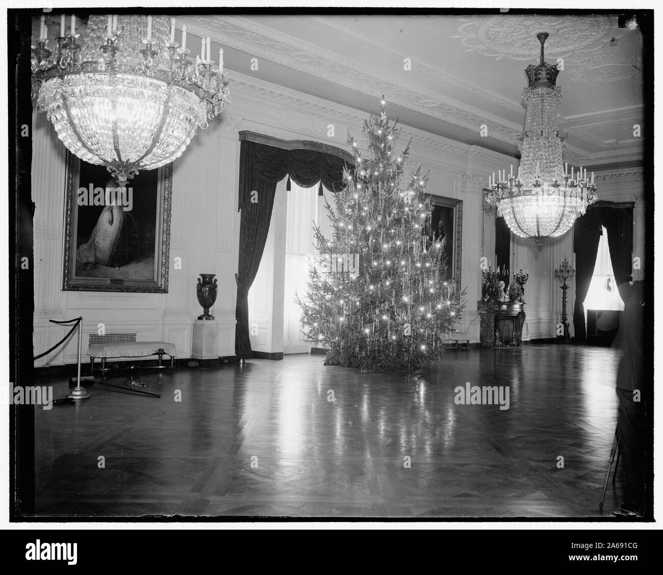 Arbre de Noël mis en place au prix. Washington, D.C., le 23 décembre. L'East Room de la Maison Blanche sur sa robe de Noël aujourd'hui, quand un arbre décoré avec des voyants de couleur a été mis en place pour le bénéfice de la clientèle des excursions Banque D'Images