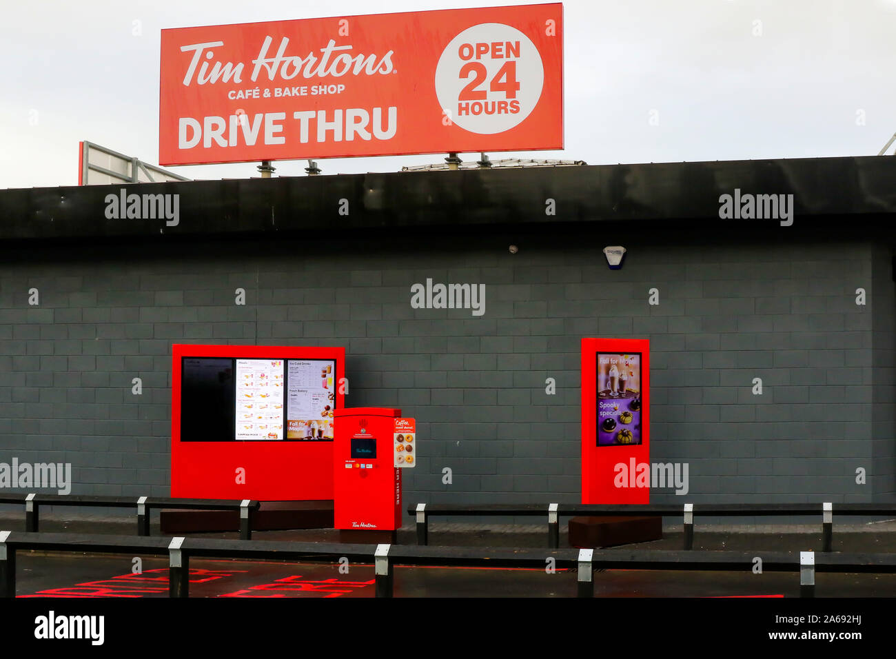 Signe de Tim Hortons et de drive-in en point de commande au Tim Hortons et un café ouvert 24h/24 Bake Shop avec Drive dans Connswater Retail Park, Irlande du Nord. Banque D'Images