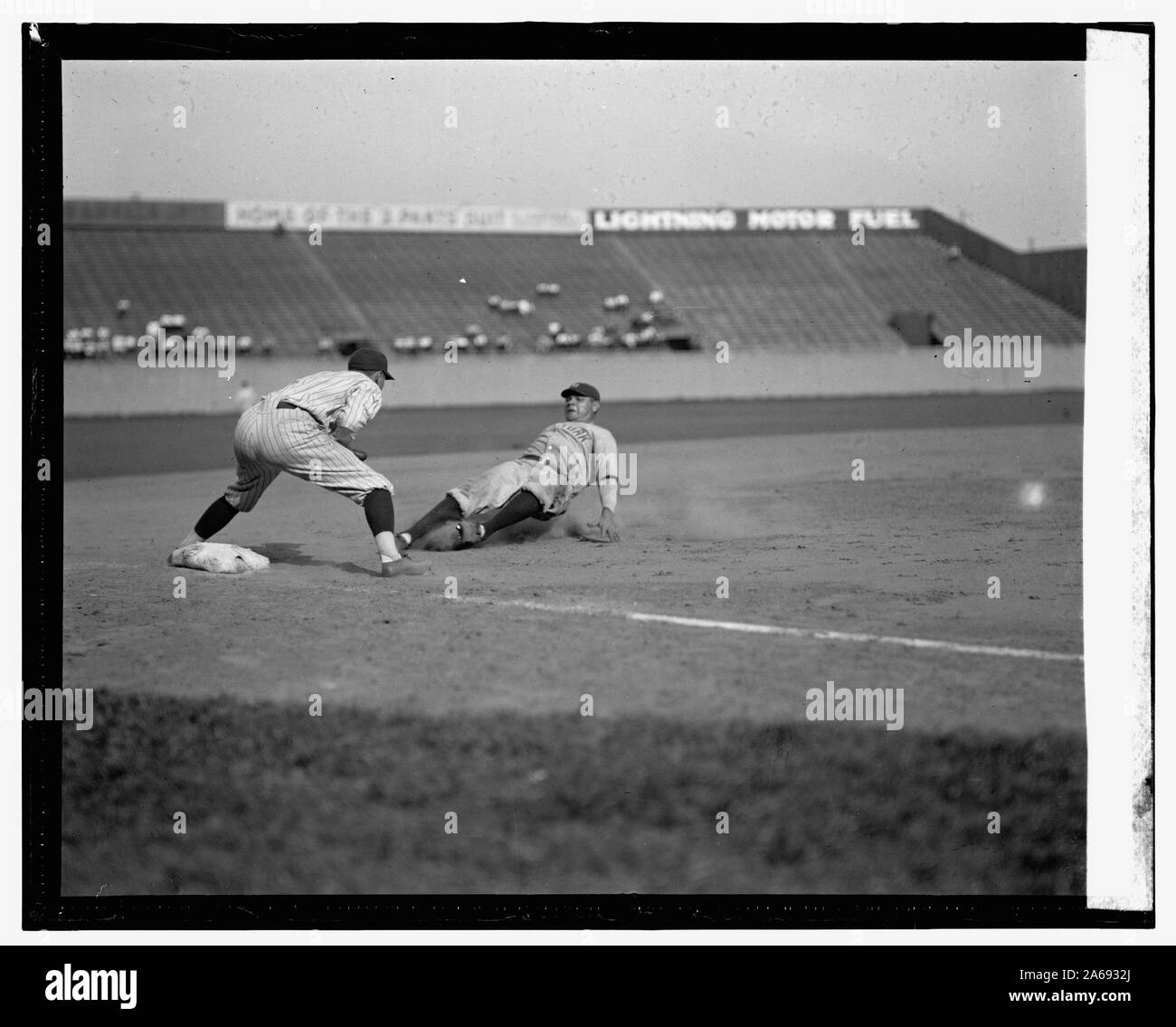 Babe Ruth Yankees en cinquième manche essaie d'aller de la première à la troisième sur la maladie de Lou Gehrig). Sénateurs de troisième but Ossie est Bluege. Yankees ont gagné 3-2 Banque D'Images