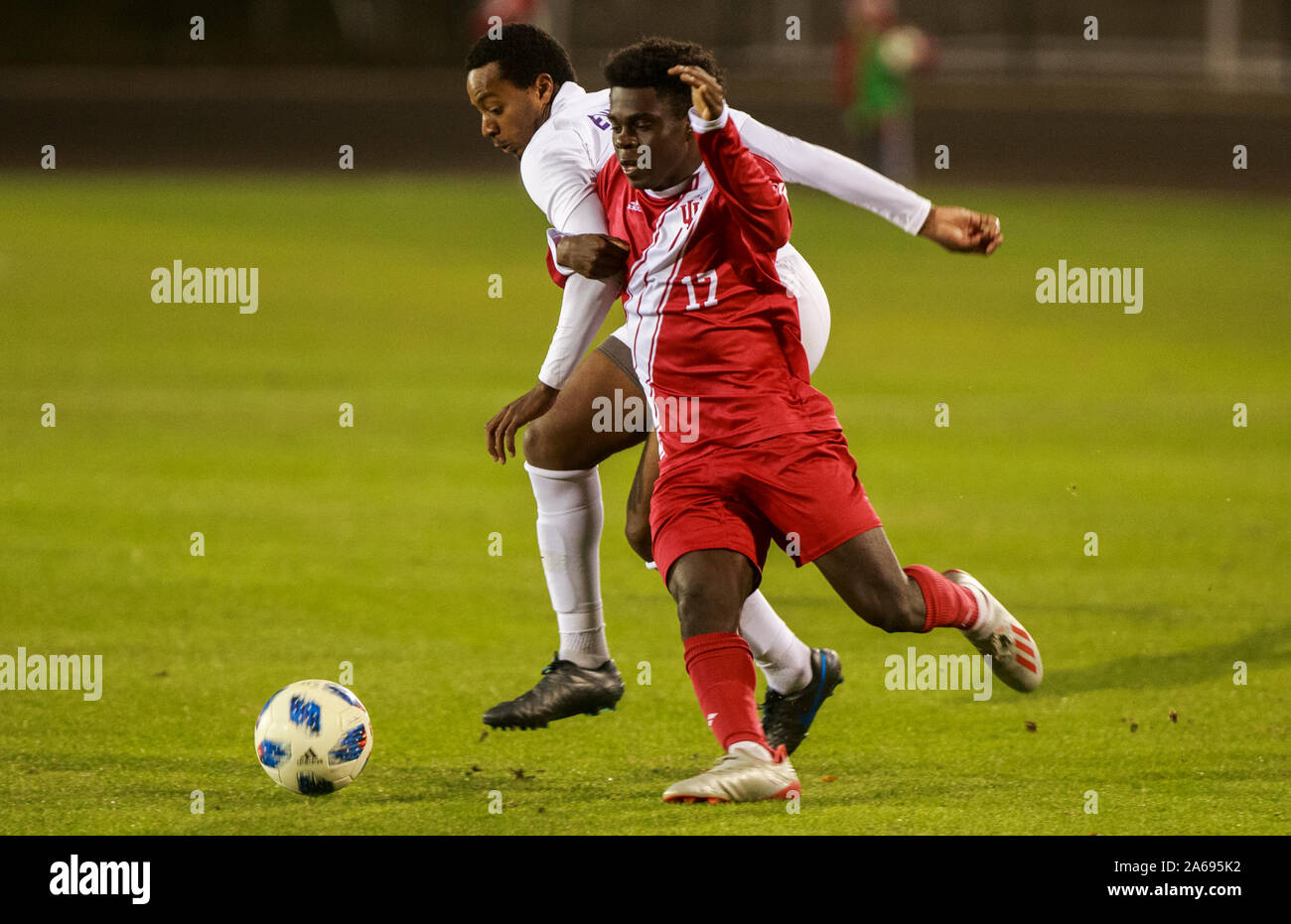 Indiana University's Herbert Endeley (17) joue contre l'Evansville Ryan Harris (13) au cours d'un match de football NCCA Mardi, Octobre 22, 2019, Armstrong au Stadium, à Bloomington, Indiana (photo de Jeremy Hogan/l'Bloomingtonian) Banque D'Images