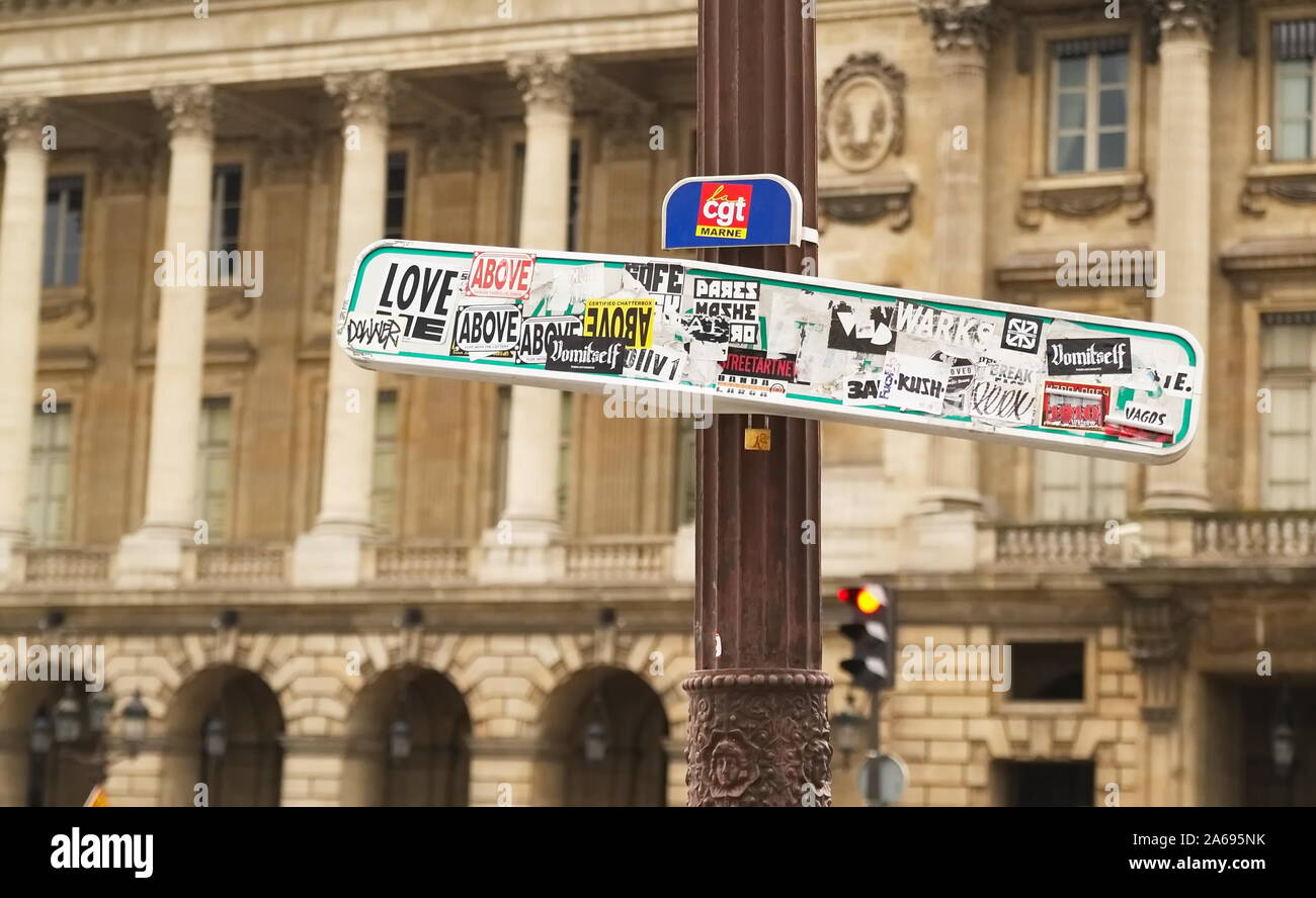 Paris, Ile de France / France - 21 juin 2016 : sticker art sur un panneau routier de Paris Banque D'Images