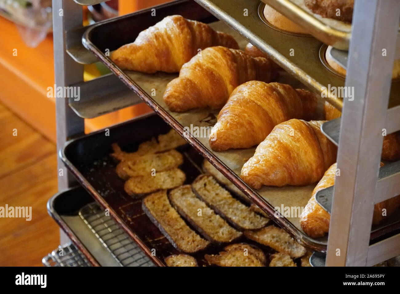 Boothbay Harbor, ME / USA - 20 octobre 2019 : de délicieux petits pains et pains variés dans un rack pan feuille Banque D'Images