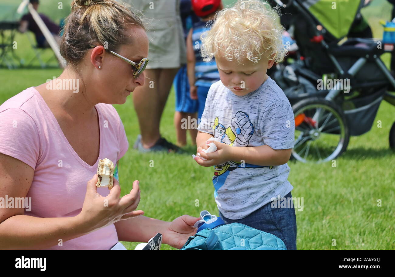 Vérone, WIFI / USA - 16 juin 2018 : Mère et fils partagent un icre cream sandwich au cours de l'été Banque D'Images