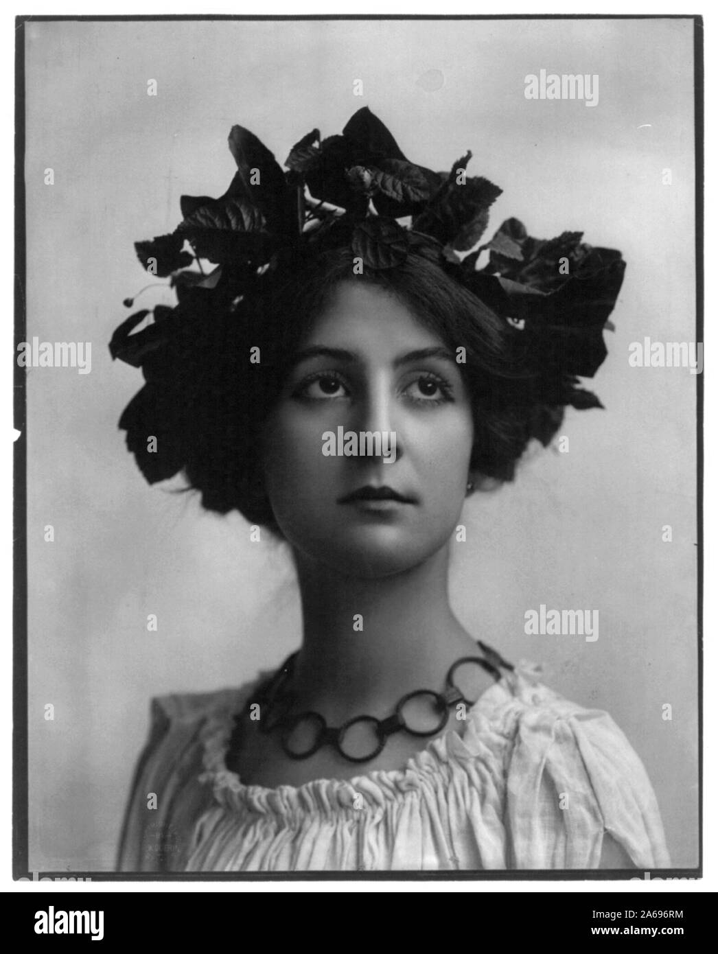 Jeune femme : modélisation de la tête et des épaules, les feuilles sur la tête Banque D'Images