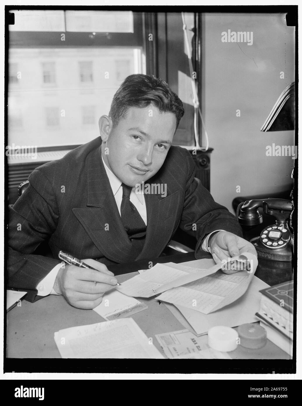 Solon plus jeune. Washington, D.C., le 28 décembre. À 25 ans, un nouveau choix Lindley Beckworth, Démocrates du Texas, devient le plus jeune membre de la Chambre Nationale des Représentants. Il est photographié à son bureau peu après son arrivée à la capitale à se préparer à l'ouverture du Congrès le 3 janvier, 28/12/38 Banque D'Images