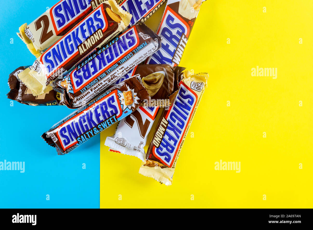 22 octobre 2019 NY USA : Snickers snack-bar en mini barres de sucrerie de beurre d'amande d'érable ang candy candy bar beurre d'amande sur bleu et jaune zone isolée Banque D'Images