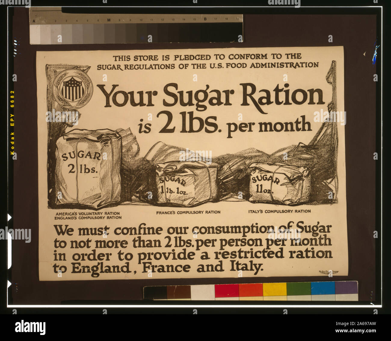 Votre ration de sucre est de 2 livres par mois Résumé : Affiche montrant sacs de sucre, comparant l'Amérique à la ration volontaire rations obligatoires de 2 livres en Angleterre, un peu plus d'un livre en France, et moins d'un livre en Italie. Banque D'Images