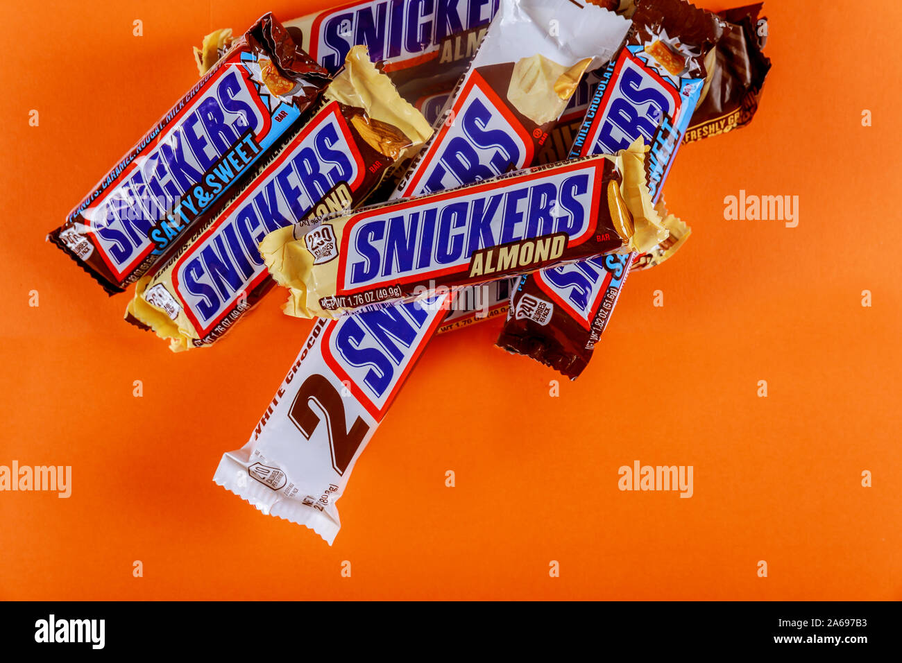22 octobre 2019 NY USA : Snickers bar chocolat Beurre d'amande d'érable beurre d'amande ang candy candy bar orange sur fond isolé Banque D'Images