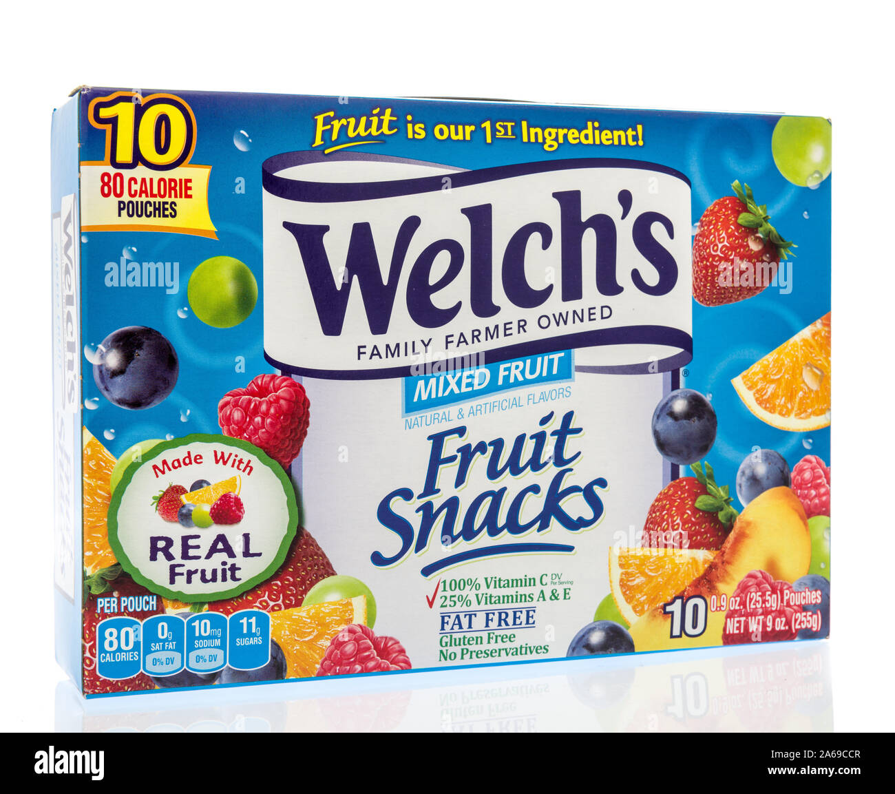 Winneconne, WI - 23 octobre 2019 : un paquet de Welchs les collations aux fruits fruits mélangés sur un fond isolé Banque D'Images