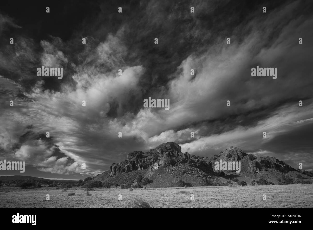 Une vue en noir et blanc des nuages et des montagnes dans le sud du Colorado situé près de Walsenburg. Banque D'Images