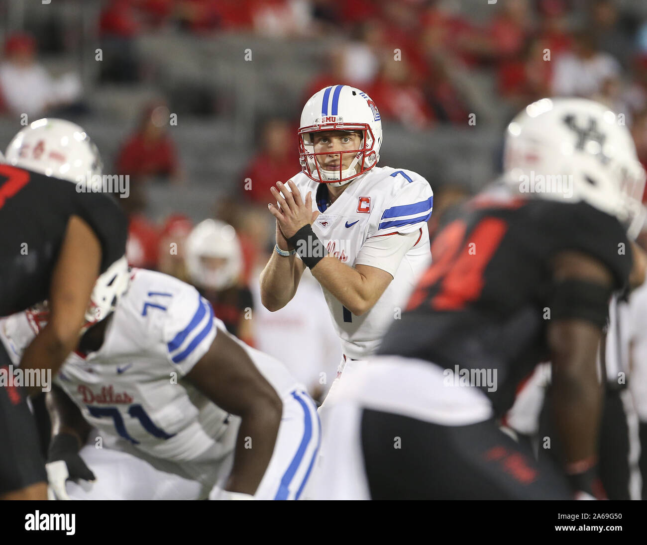 Houston, Texas, USA. 24 Oct, 2019. Mustangs Méthodiste du Sud quarterback Shane Buechele (7) au cours d'un match de football NCAA entre l'Université de Houston et à l'Université Méthodiste du Sud à TDECU Stadium de Houston, Texas, le 24 octobre, 2019. Crédit : Scott Coleman/ZUMA/Alamy Fil Live News Banque D'Images