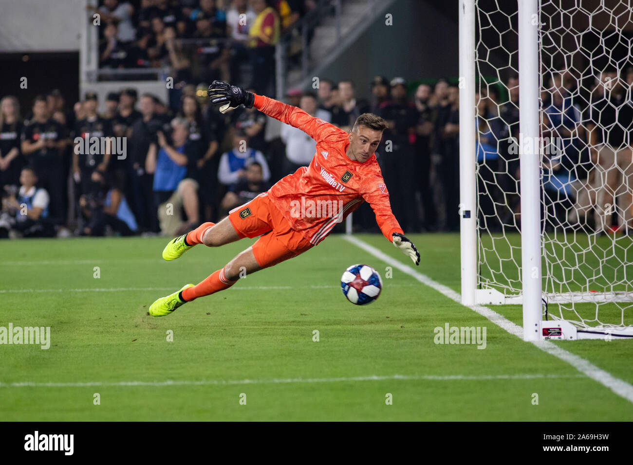 Los Angeles, USA. 24 Oct 2019. Tyler Miller (1) montres l'anneau sphérique de la poster dans la première moitié de la demi-finale de conférence de l'Ouest pour l'encontre. Crédit : Ben Nichols/Alamy Live News Banque D'Images