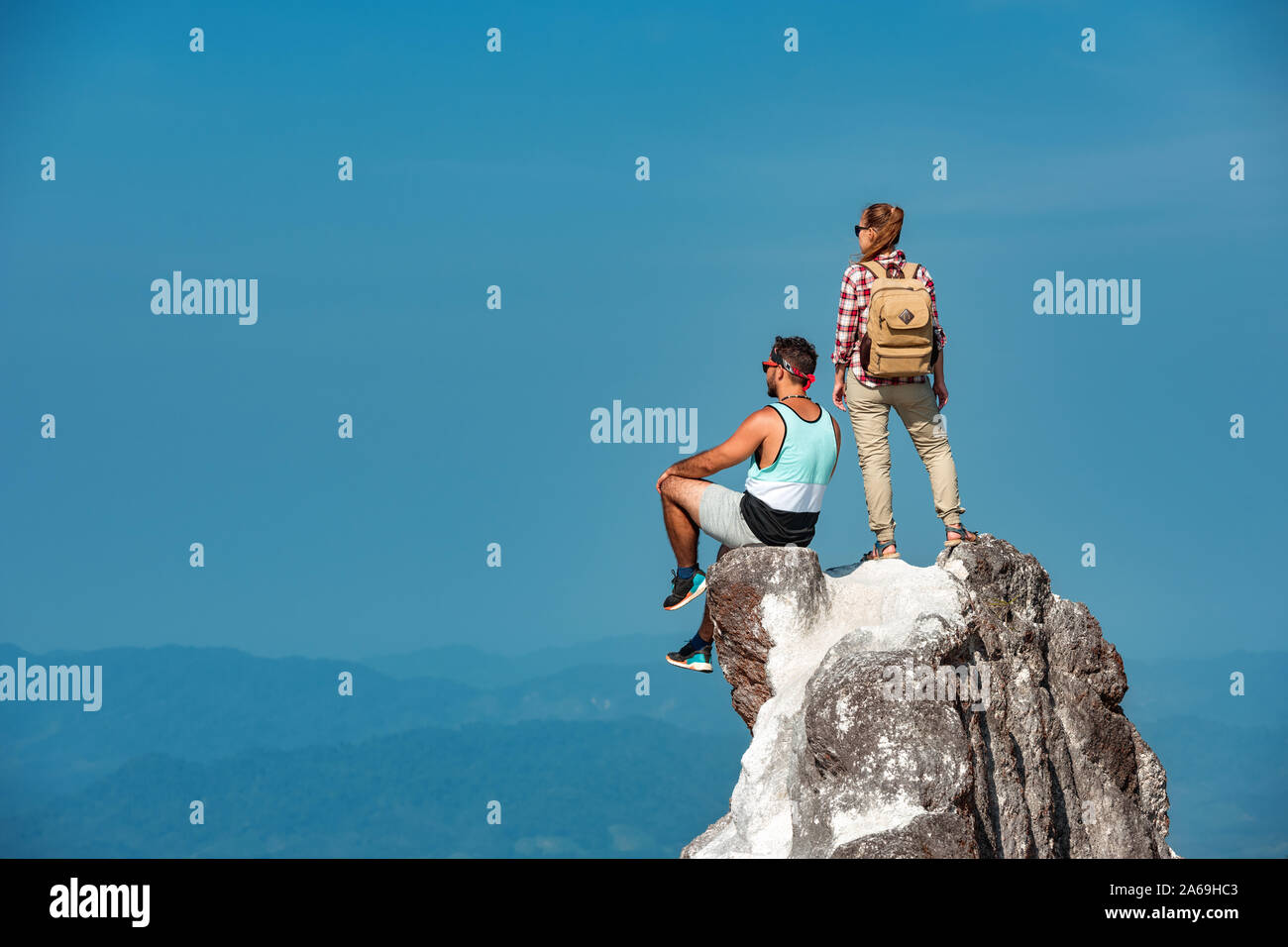 Deux randonneurs sont de détente en montagne sur big rock Banque D'Images