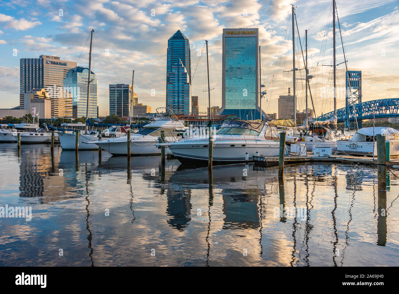 Lever du soleil sur le bord du centre-ville de Jacksonville skyline le long de la rivière Saint-Jean à Jacksonville, en Floride. (USA) Banque D'Images