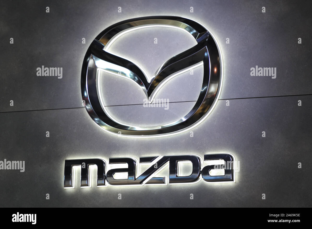 Un logo de Mazda est vu au cours de la 46e Tokyo Motor Show 2019 à Tokyo, Japon, le 23 octobre 2019. Credit : Masahiro Tsurugi/AFLO/Alamy Live News Banque D'Images
