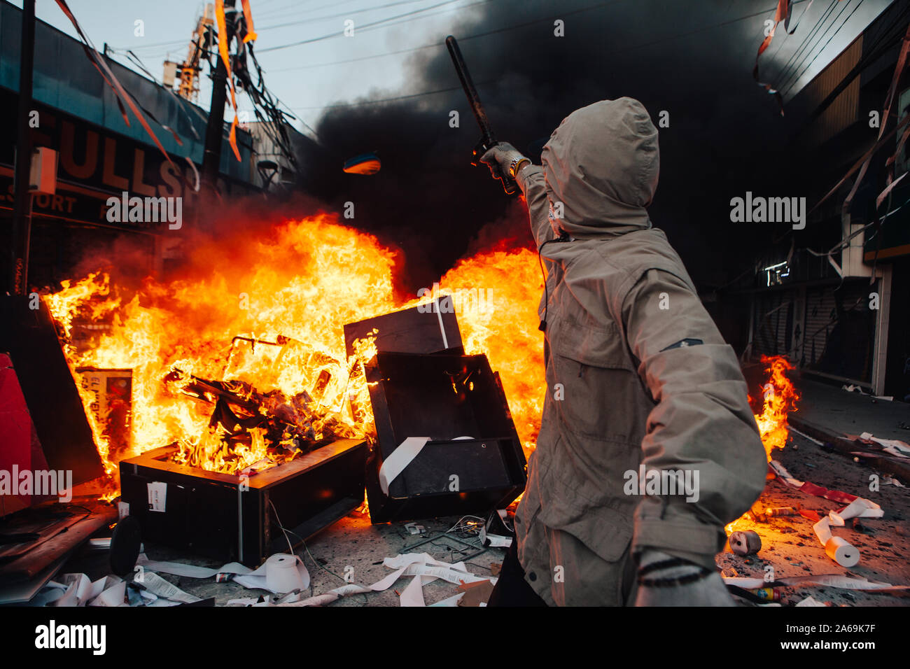 QUILPUE, CHILI - 20 octobre 2019 - Incendie sur jette manifestant guard cap pillés dans une banque pendant les manifestations de l' 'Esquive mouvement contre le gouve Banque D'Images