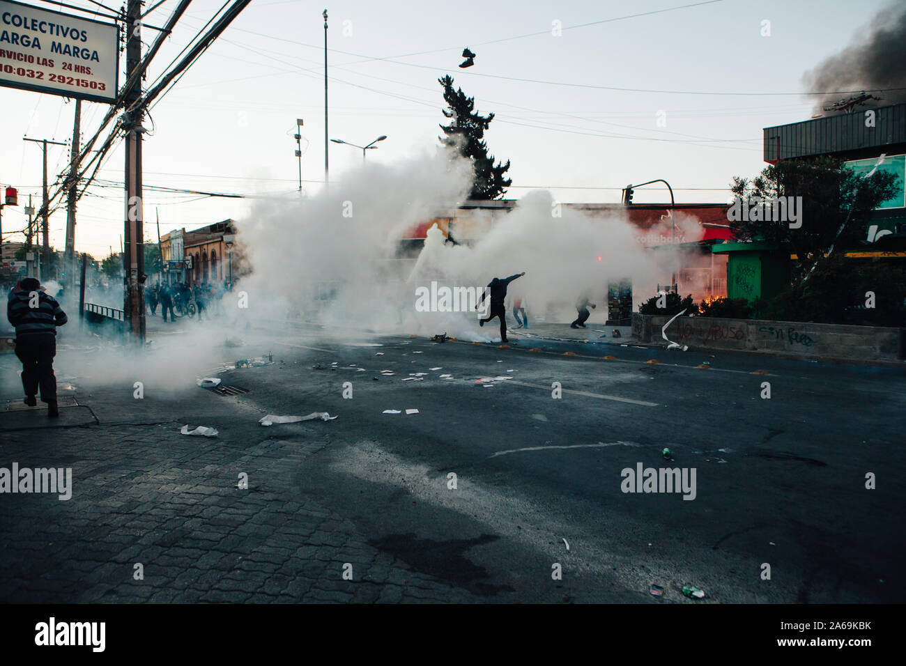 QUILPUE, CHILI - 20 octobre 2019 - les manifestants sont dispersés par la police avec des gaz lacrymogènes au cours des manifestations du mouvement 'Esquive' contre le gouvernement du Banque D'Images