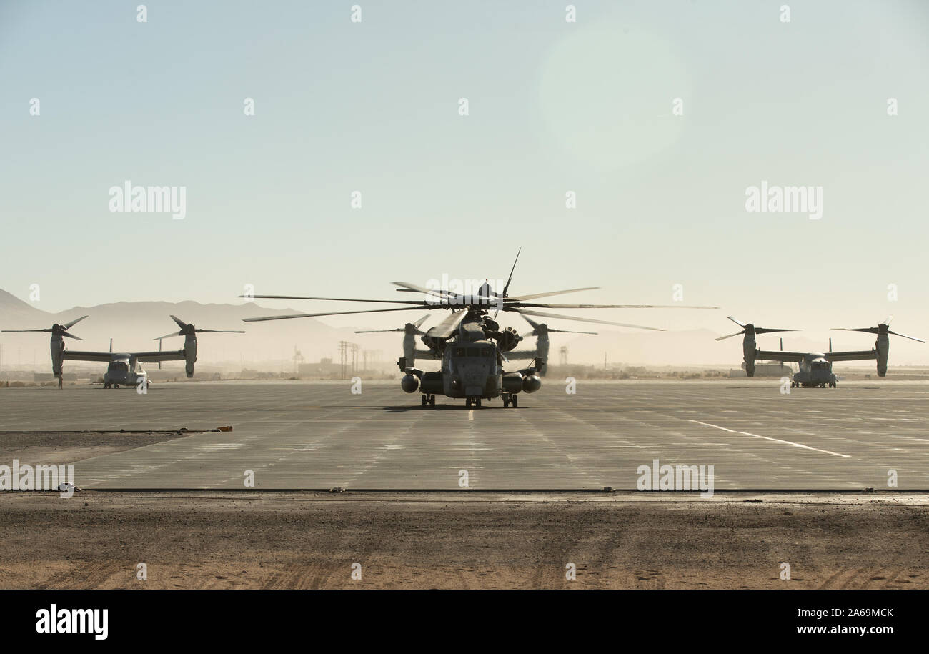 Un Corps des Marines américains CH-53E Super Stallion, centre, avec des moyennes de l'escadron à rotors basculants (VMM) 266, 2nd Marine Aircraft Wing (MAW) taxis avant le décollage à partir de l'atterrissage à l'expéditionnaire stratégique Marine Corps Air Ground Combat Center, Twentynine Palms, California, le 23 octobre 2019. Le VMM-266 va appuyer la 2e Division de Marines (2d MARDIV) dans l'exécution de l'exercice de combat de MAGTF (1-20) MWX. MWX est configuré pour être le plus grand exercice mené par l'MARDIV 2d dans plusieurs décennies. (U.S. Marine Corps photo de la FPC. Patrick King) Banque D'Images