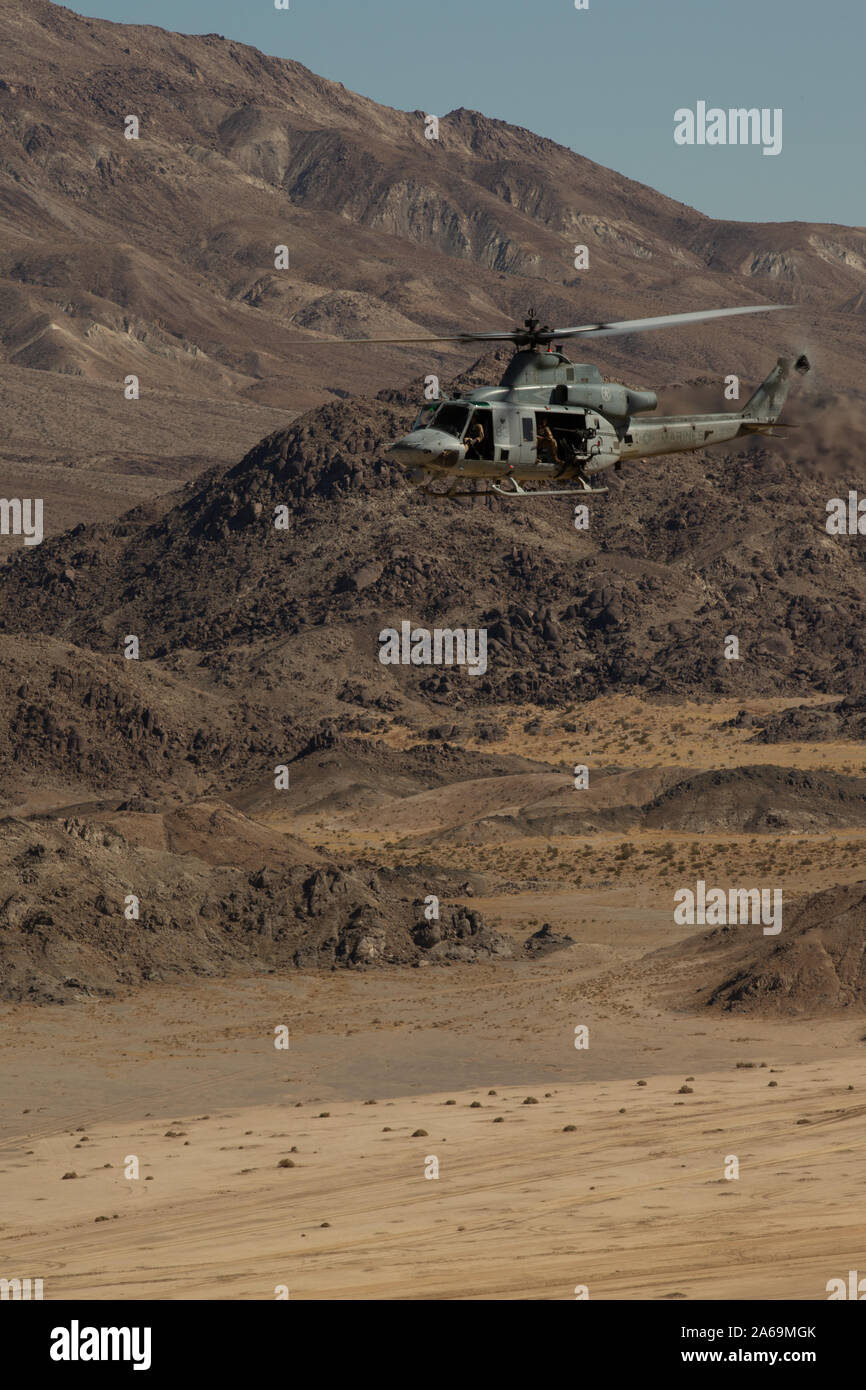 Un Corps des Marines américains UH-1Y Venom avec hélicoptère Hélicoptère d'attaque léger Marine HMLA (Escadron) 269, 2nd Marine Aircraft Wing vole lors d'une formation au Marine Corps Air Ground Combat Center, Twentynine Palms, California, le 23 octobre 2019. La simulation d'une approche efficace de la formation sur la conduite d'un restock logistique dans une zone de combat. HMLA-269 va appuyer la 2e Division de Marines (2d MARDIV) dans l'exécution de l'exercice de combat de MAGTF (1-20) MWX. MWX est configuré pour être le plus grand exercice mené par l'MARDIV 2d dans plusieurs décennies. (U.S. Marine Corps photo de la FPC. Patrick King) Banque D'Images