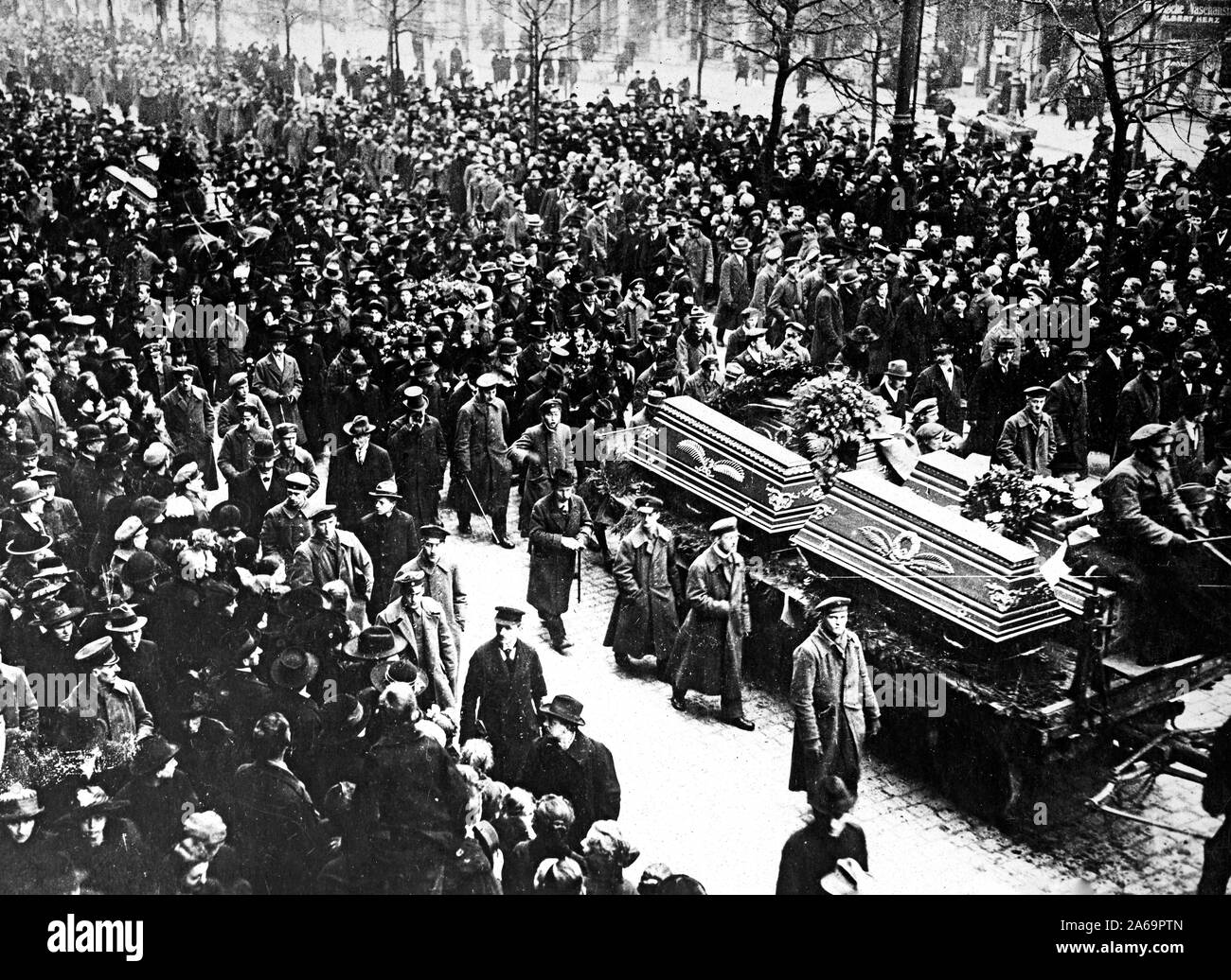 Les foules à la participation aux funérailles de Karl Leibknecht, et certains des Spartacans tué dans la rue-combats entre le gouvernement et les troupes anti-gouvernement à Berlin Banque D'Images