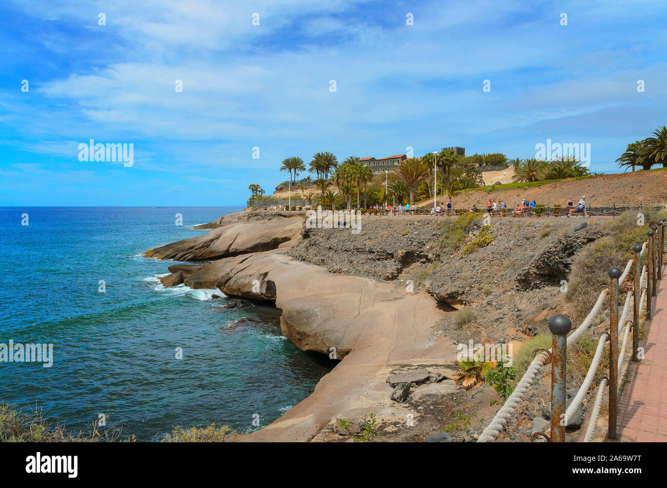 Promenade côtière à Costa Adeje, dans le sud de Tenerife, près de la plage d'El Duque Banque D'Images