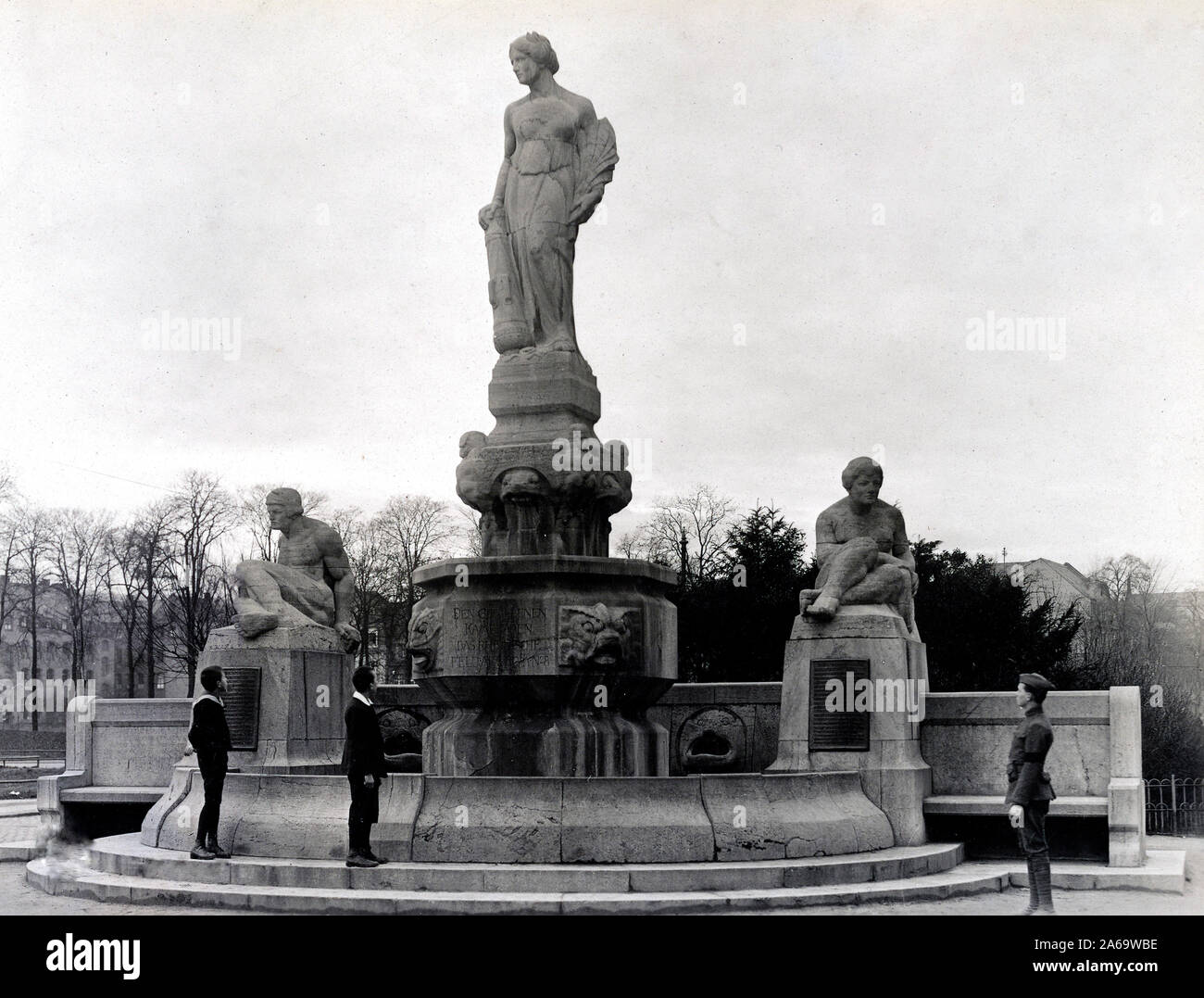 Denkmal artillerie. Ce monument, situé juste en face de la 'Ville Festhalle.' sur la statue est inscrite, 'Den gefallen Kameraden Feld Art--RCM 8.' - Coblence Allemagne ca. 1/7/1919 Banque D'Images