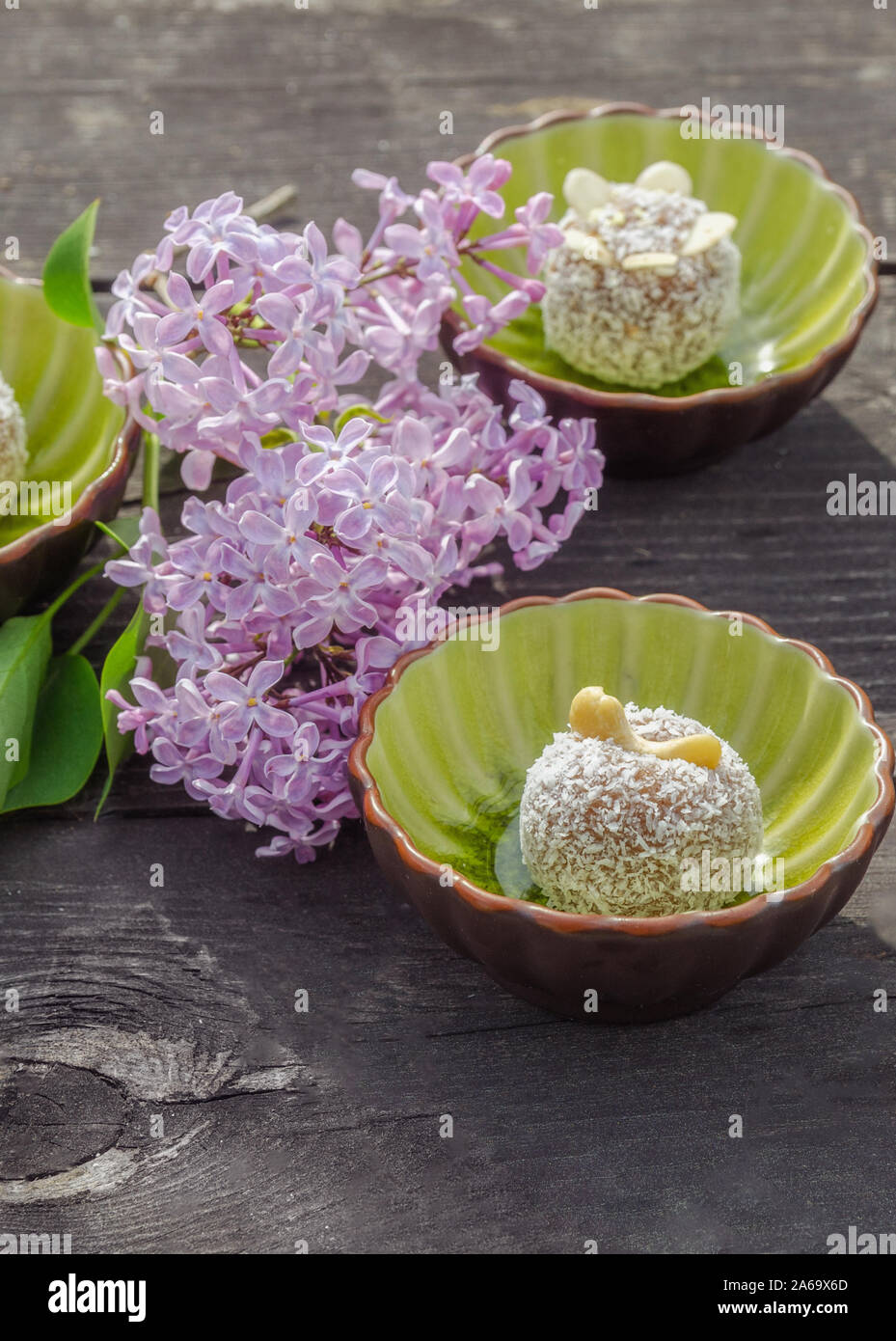 Délicieux crus avec des boules de noix de cajou, noix de coco et dates . Sans cuisson dessert vegan, parfait pour nettoyer eaters. Les sucreries et saine nourriture crue concept Banque D'Images