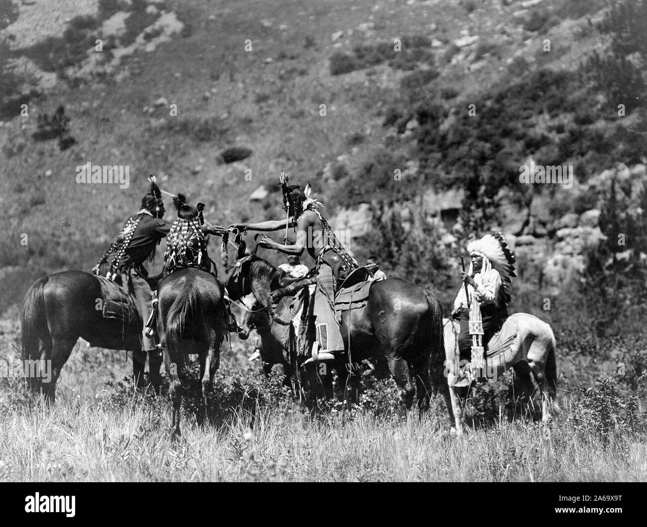Edward S. Curtis indiens des États-Unis - Crow hommes à cheval apparemment impliqués dans un échange ca. 1905 Banque D'Images Edward S. Curtis indiens des États-Unis - Crow hommes à cheval apparemment impliqués dans un échange ca. 1905 Banque D'Images