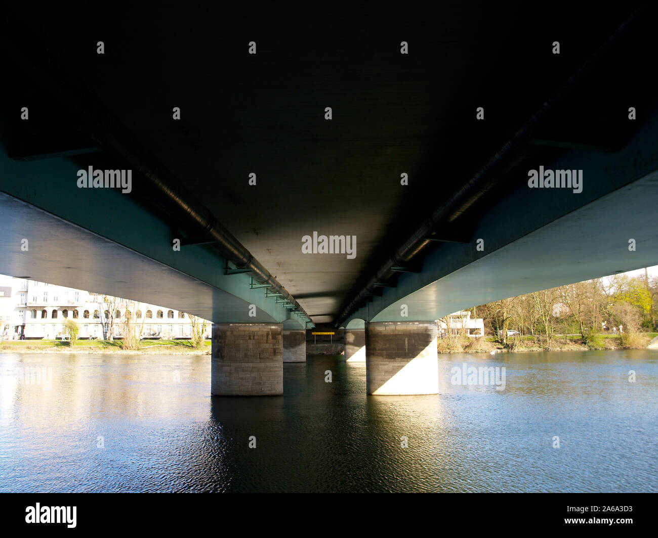 En vertu de l'chlossbrücke' (pont du château) à la rivière Ruhr dans Muelheim Banque D'Images