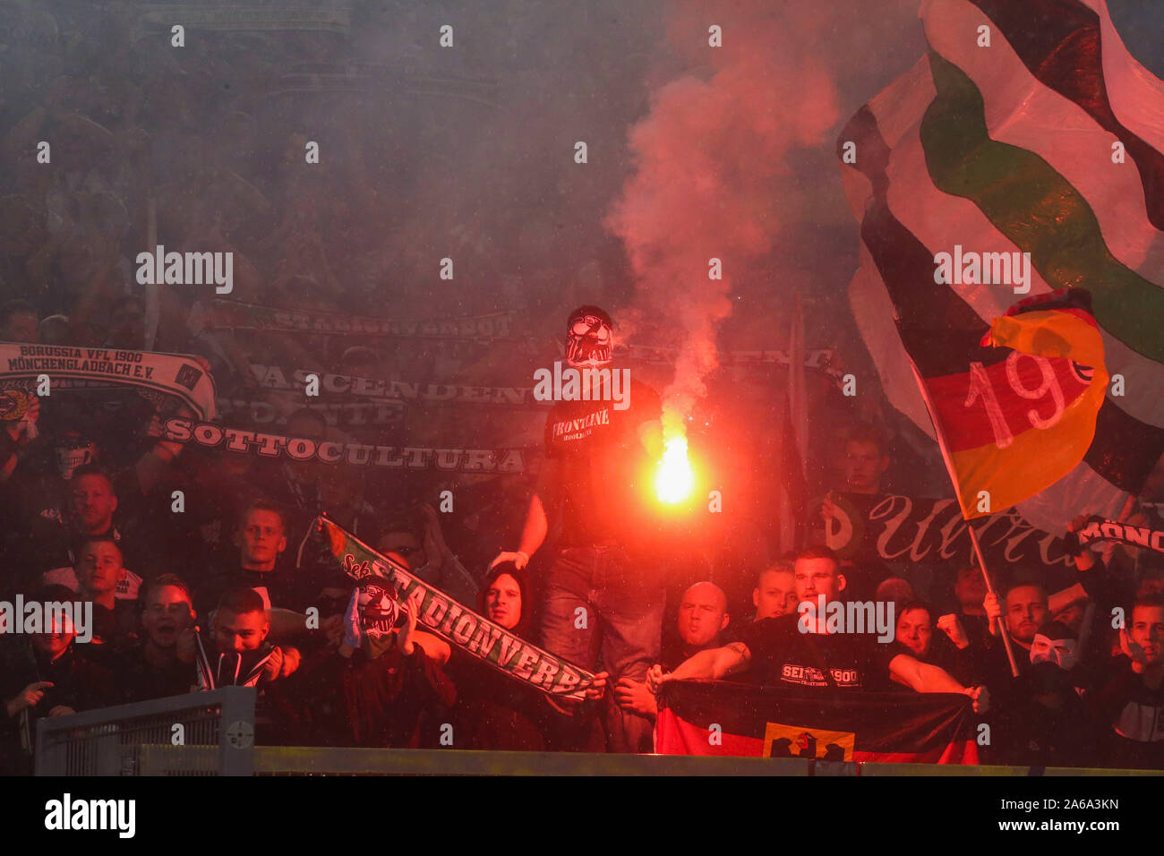 Roma, Italie. 24 Oct, 2019. Borussia Mönchengladbach partisans pendant la Ligue Europa match de football AS Roma vs Borussia M Gladbach le 23 octobre 2019 au Stade olympique (Photo de Antonio Balasco/Pacific Press) Credit : Pacific Press Agency/Alamy Live News Banque D'Images