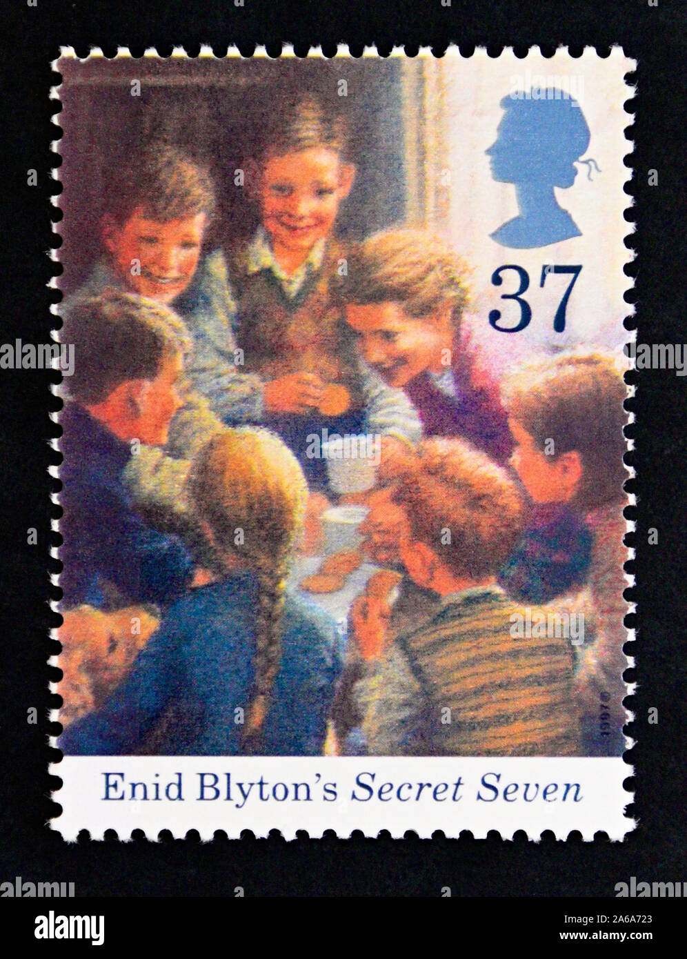 Timbre-poste. La Grande-Bretagne. La reine Elizabeth II. Centenaire de naissance d'Enid Blyton (auteure). Sept secrets. 37p. Banque D'Images