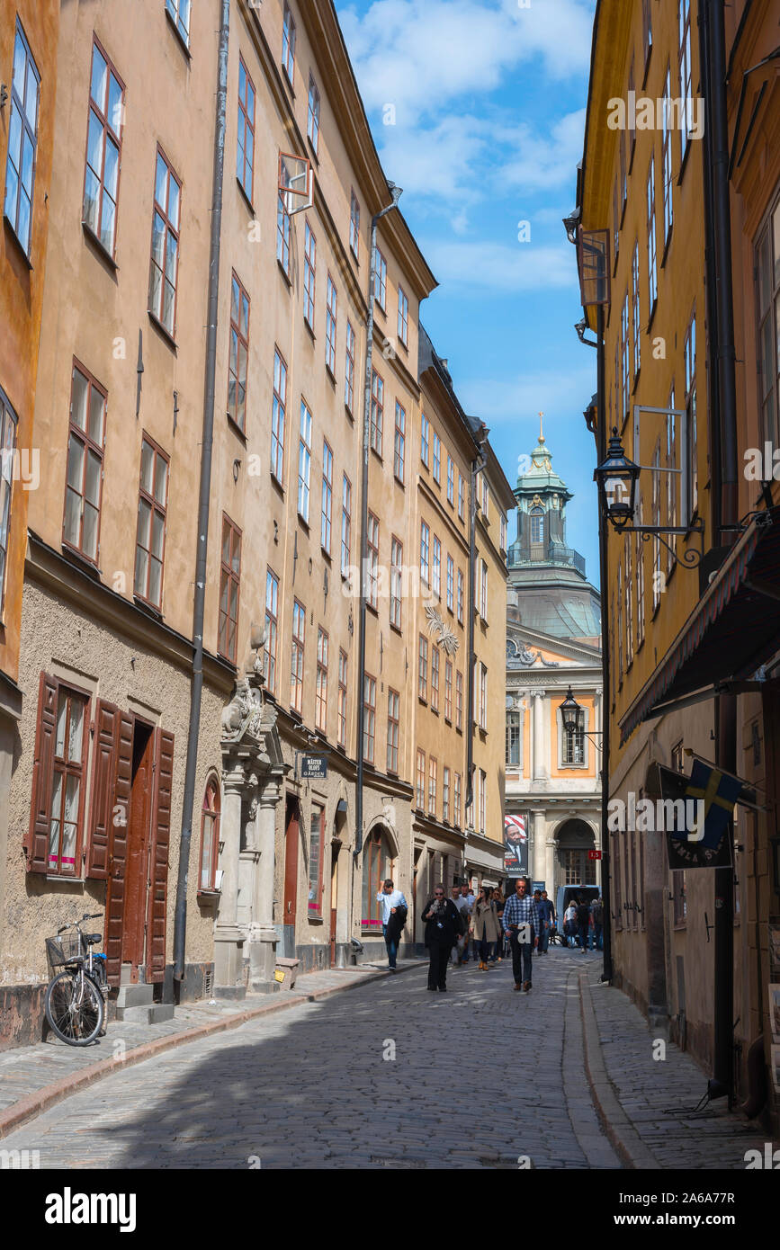 Centre de Stockholm centre, vue le long Svartmangatan, une rue pavée typique dans la vieille ville (Gamla Stan) Salon de Stockholm, Suède. Banque D'Images