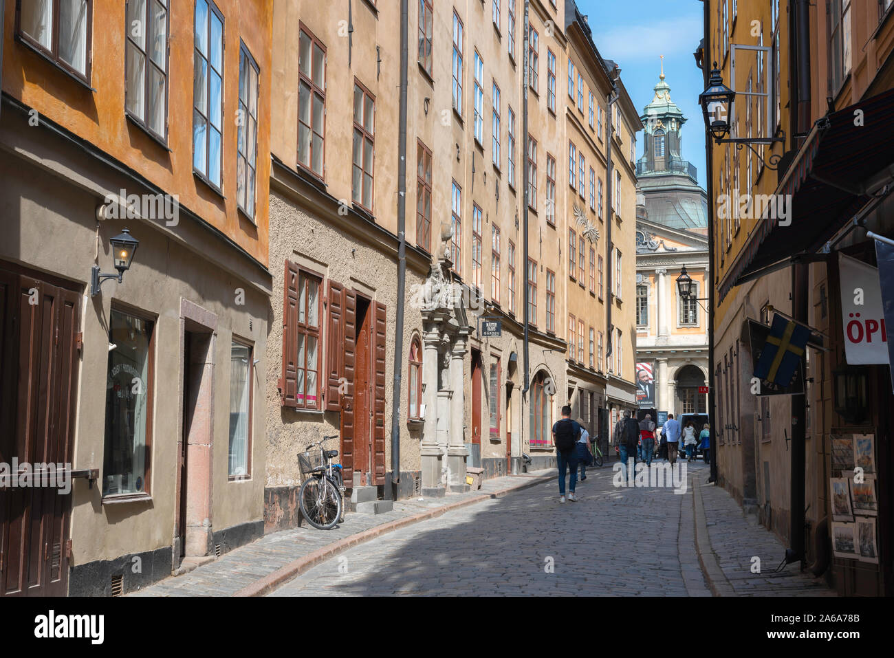 Centre de Stockholm centre, vue le long Svartmangatan, une rue pavée typique dans la vieille ville (Gamla Stan) Salon de Stockholm, Suède. Banque D'Images