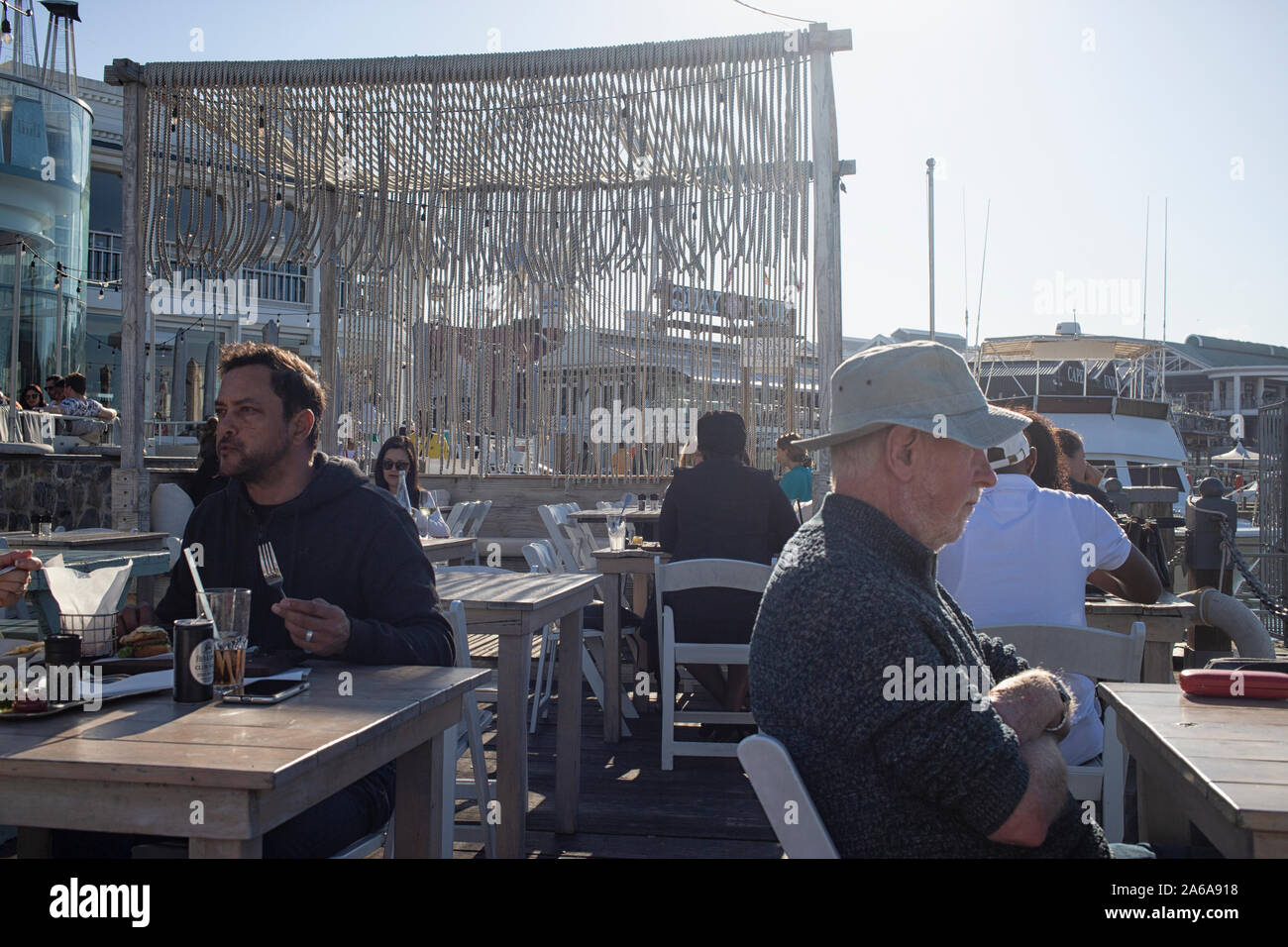 Les personnes bénéficiant d'un restaurant à quai à la Victor et Alfred Waterfront à Cape Town, Afrique du Sud Banque D'Images