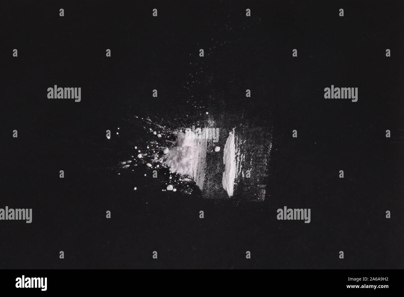 Ligne de cocaïne isolée sur fond noir, taillée pile de cocaïne avec espace de copie Banque D'Images