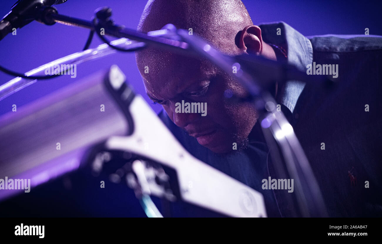 Copenhague, Danemark. 24 Oct, 2019. L'ensemble jazz et jam Snarky Puppy effectue un concert live à Falconer Salen à Copenhague. Musicien Shaun Martin est ici vu sur scène. (Photo crédit : Gonzales Photo/Alamy Live News Banque D'Images