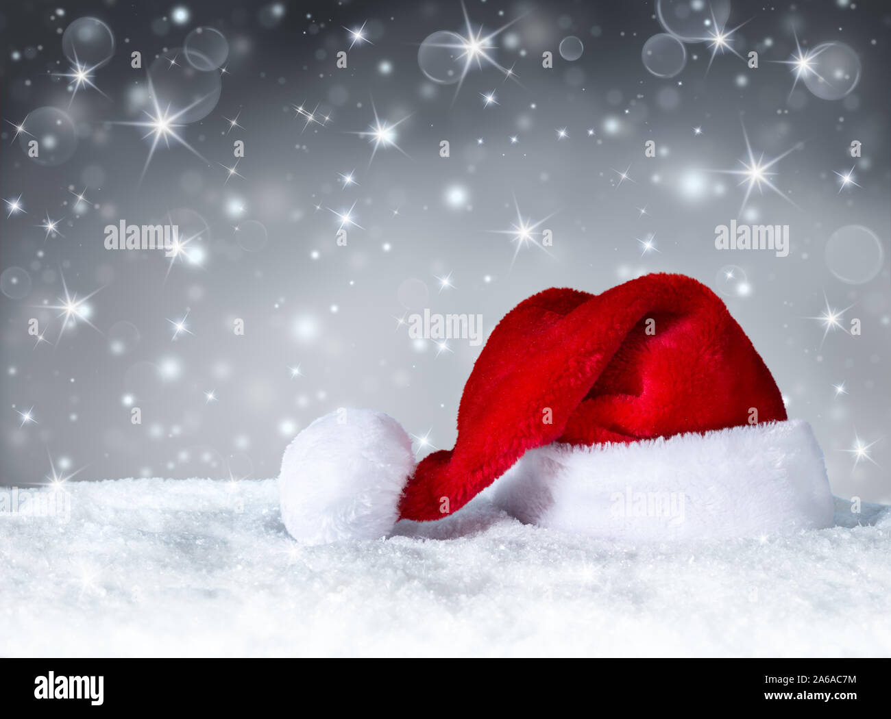 Santa Claus hat avec de la neige et de l'argent fond neige Banque D'Images
