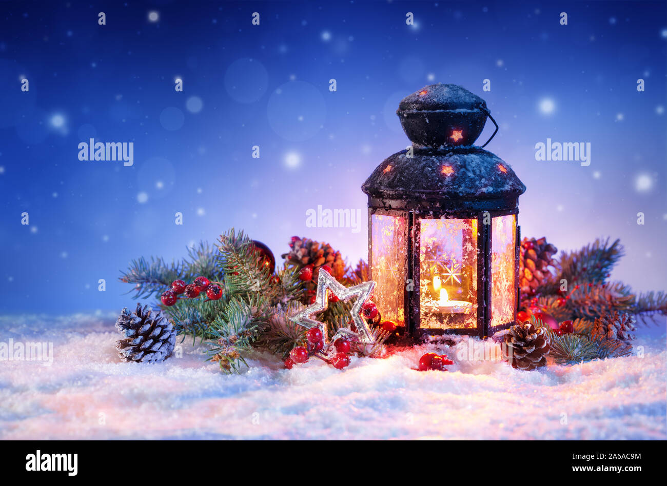 Lanterne de neige sur neige avec décoration de Noël Banque D'Images