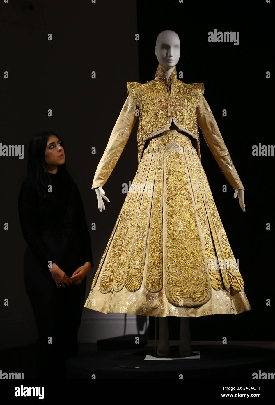 Une robe conçue par le couturier chinois Guo Pei qui est réglé pour passer en vente avec une estimation de 500 000 ? ?à ? ?700 000 dollars chez Sotheby's la prochaine "Gold : La touche Midas' vente à Londres. Banque D'Images