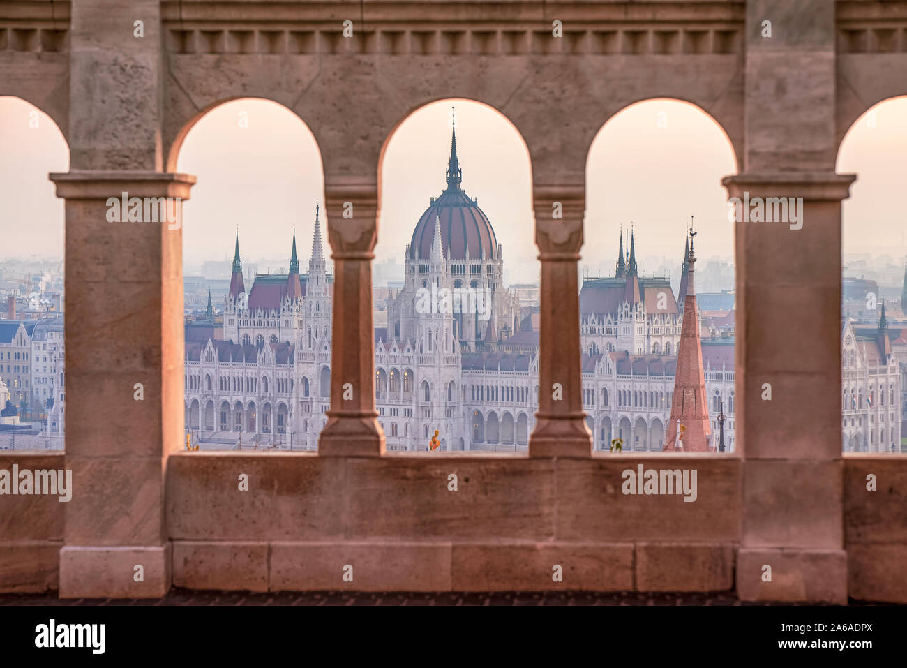 Du Bastion des Pêcheurs, Budapest. Image de le Bastion des Pêcheurs à Budapest, capitale de la Hongrie, au lever du soleil, inclus de parlement hongrois. Banque D'Images