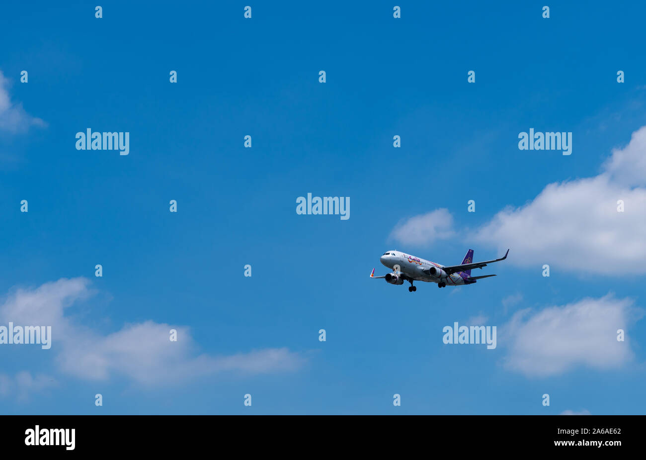 BANGKOK, THAÏLANDE, 16 juillet 2019 : sourire Thaï Airways. Avion du passager est à l'atterrissage à l'aéroport de Suvarnabhumi en Thaïlande. Airbus A200 vol à Banque D'Images