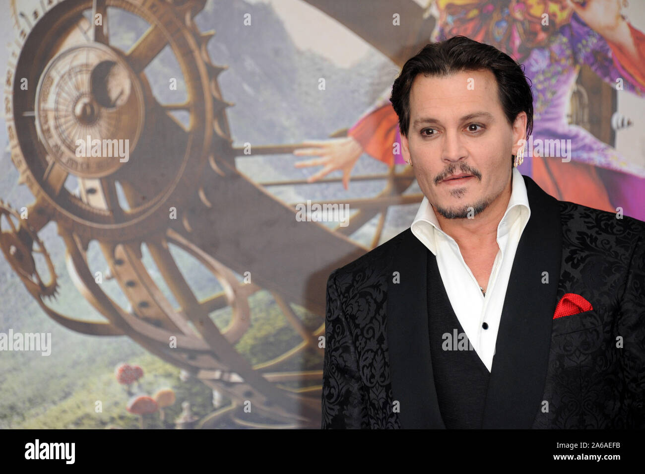 Londres, Royaume-Uni. Le 11 mai, 2016. Londres, ANGLETERRE - 10 MAI : Johnny Depp assiste à la première UK de "Alice à travers le miroir" à l'Odeon Leicester Square le 10 mai 2016 à Londres, en Angleterre. People : Johnny Depp Credit : tempêtes Media Group/Alamy Live News Banque D'Images