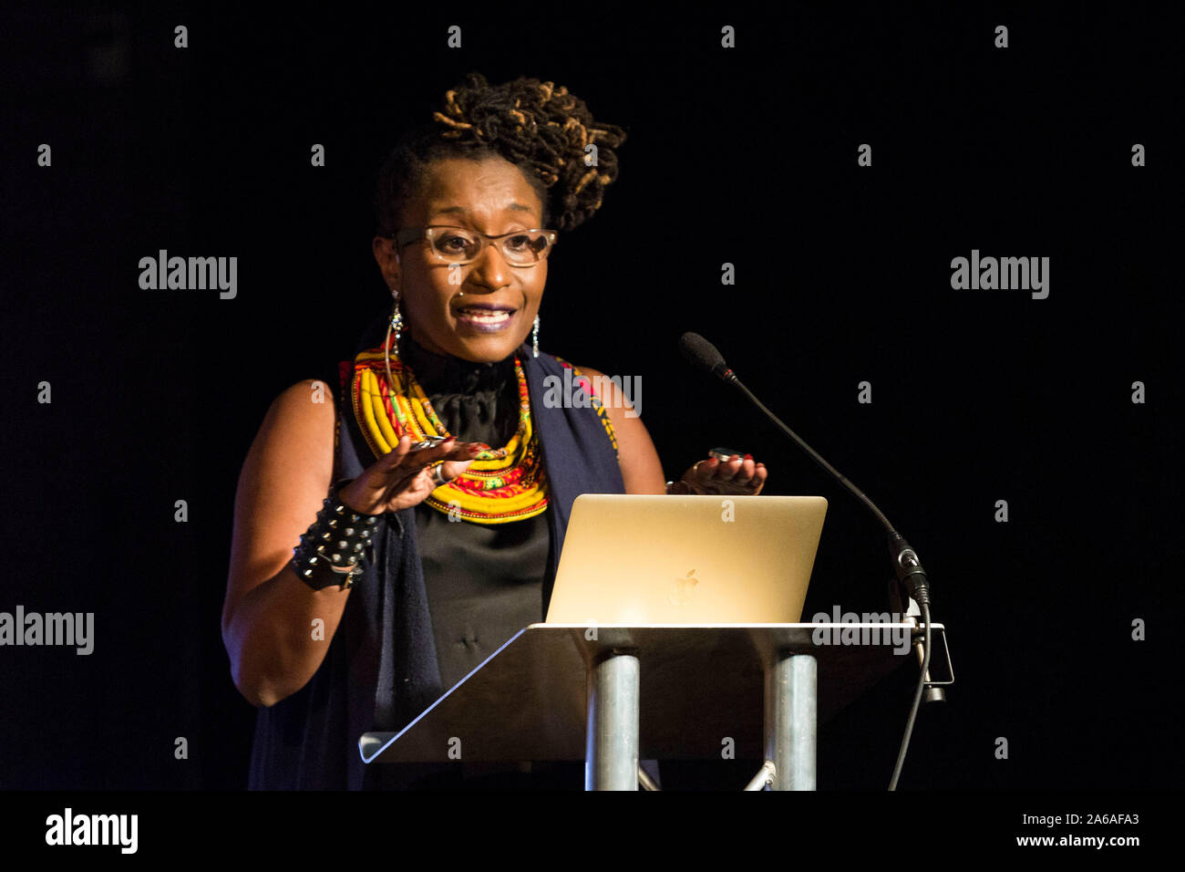 Photo par Chris Bull pour Manchester Literature Festival Malika Booker Dimanche 8 octobre, 19h00 Anthony Burgess International Foundation www.chrisbullphotographer.com Banque D'Images