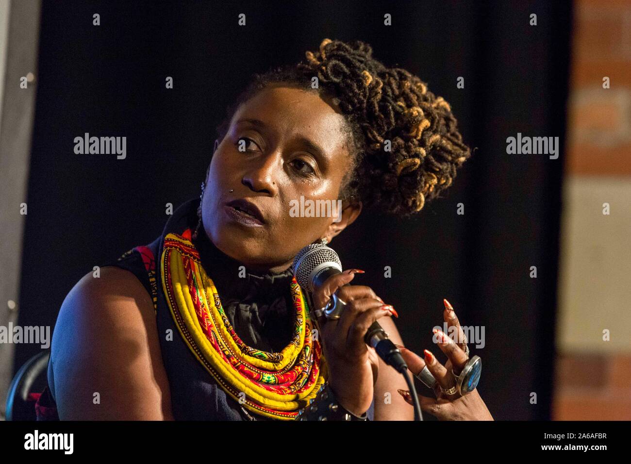 Photo par Chris Bull pour Manchester Literature Festival Malika Booker Dimanche 8 octobre, 19h00 Anthony Burgess International Foundation www.chrisbullphotographer.com Banque D'Images