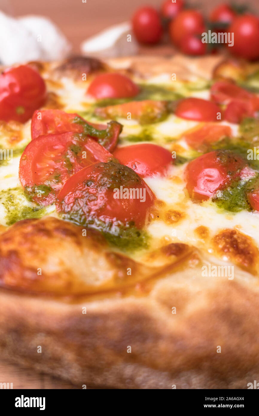 Pinsa romana, recette originale. Ancêtre de la célèbre pizza. Sa principale caractéristique est dû à un mélange de farine, de la présence de levure mère, l'absence Banque D'Images