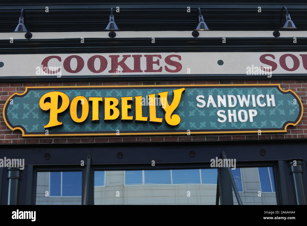 "À travers mon Gaithersburg, Maryland / USA - 18 octobre 2019 : Potbelly Sandwich Shop logo sur leur direction de magasin principal à Gaithersburg, MD. , Dans le vôtre' Banque D'Images