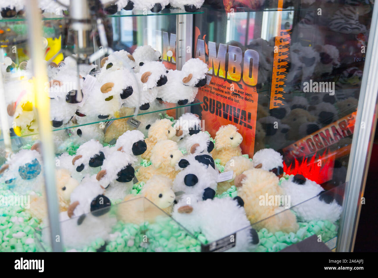 Machine à grappin griffe Arcade jeu peluche fête foraine Photo Stock - Alamy