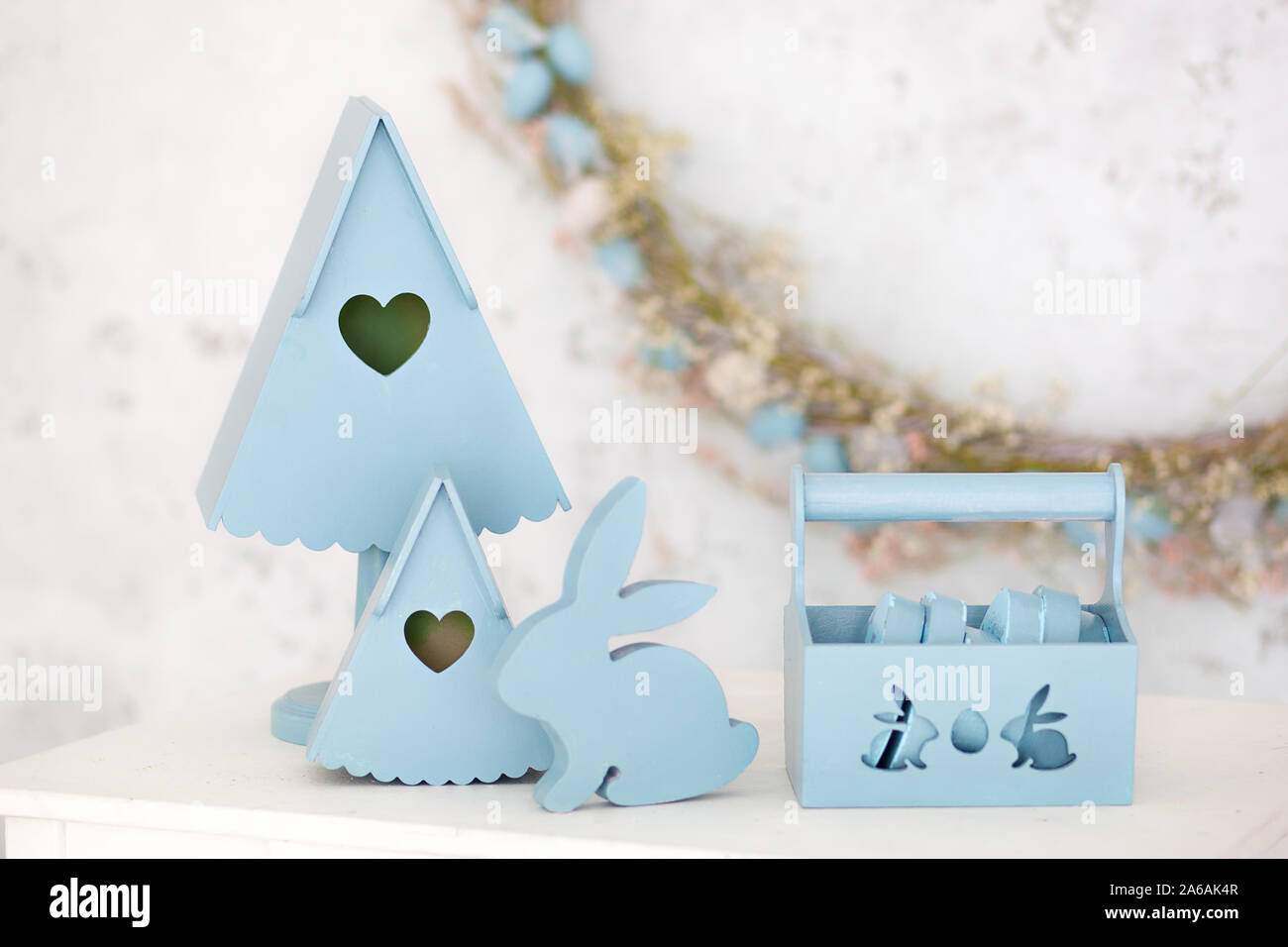 Accueil Élégant tons de bleu est un panier décoratif en bois, nichoirs et un mignon petit lapin. Décorations de Pâques. Banque D'Images