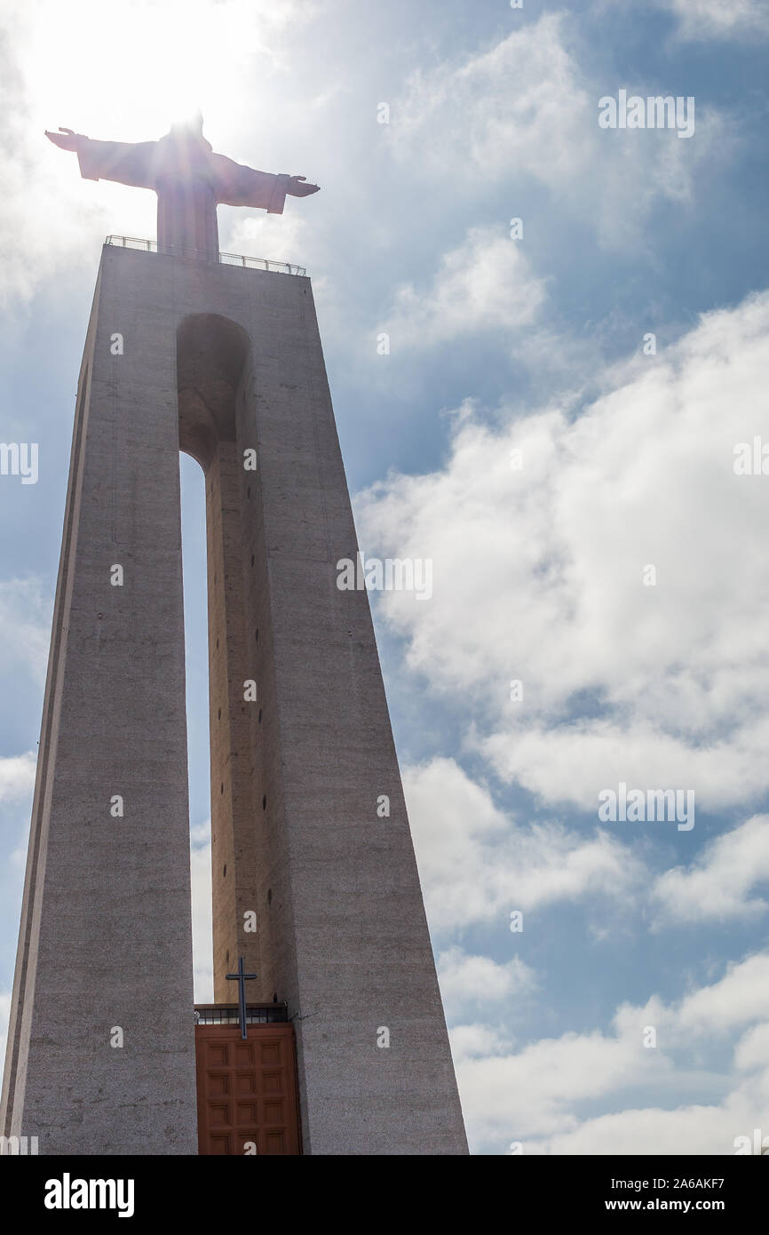 Le Sanctuaire du Christ Roi est un monument catholique et sanctuaire dédié au Sacré-Cœur de Jésus le Christ qui surplombe la ville de Lisbonne situat Banque D'Images