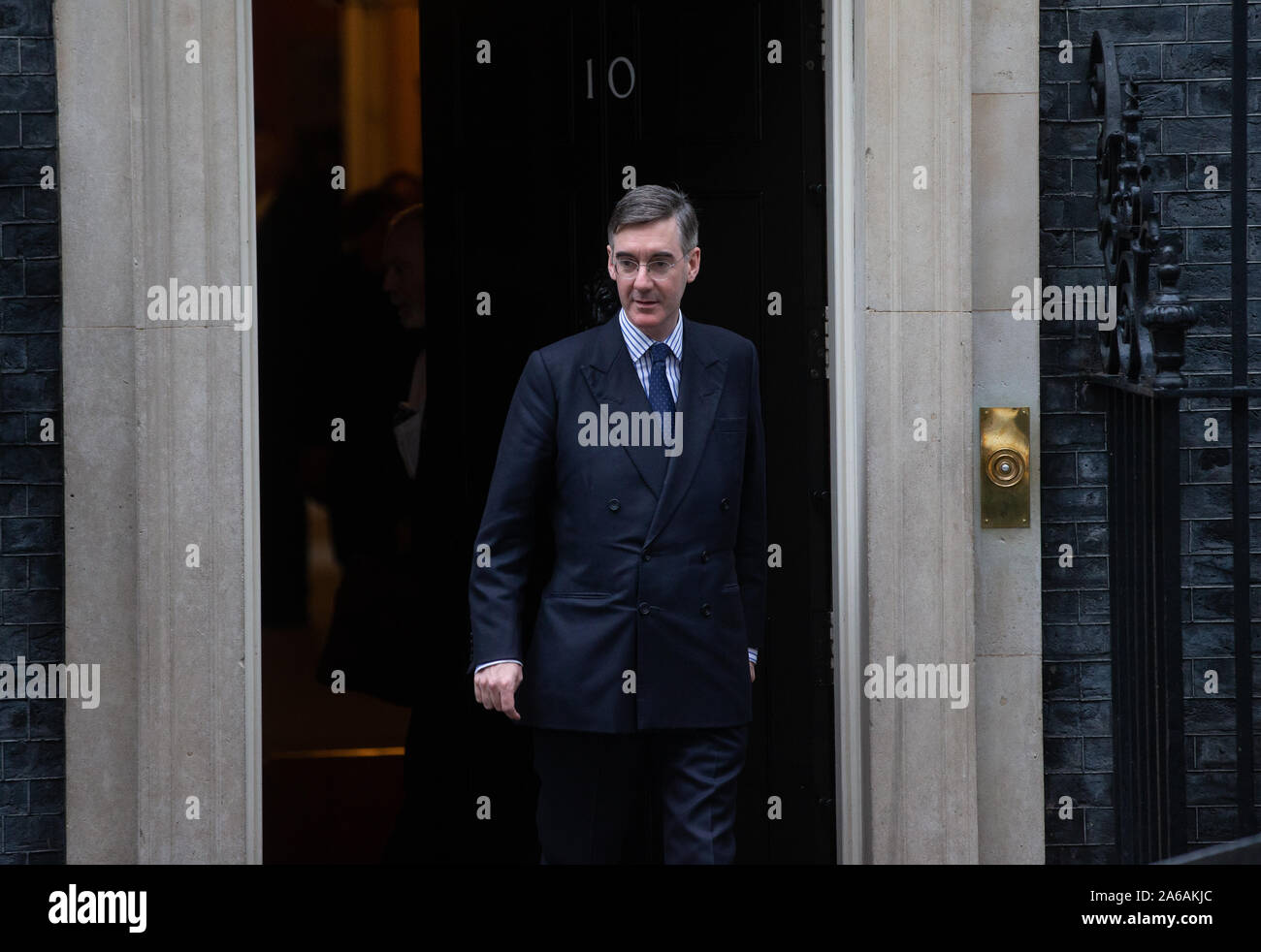 Jacob Rees-Mogg, chef de la Chambre des communes, le Lord Président du Conseil, quitte Downing Street après une réunion du Cabinet. Banque D'Images
